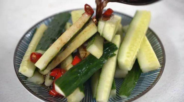 夏天必备凉菜,油淋黄瓜,清脆爽口,鲜香开胃,做法简单更健康,淋上热油,拌匀即可
淋上热油,拌匀即可淋上热油,拌匀即可淋上热油,拌匀即可