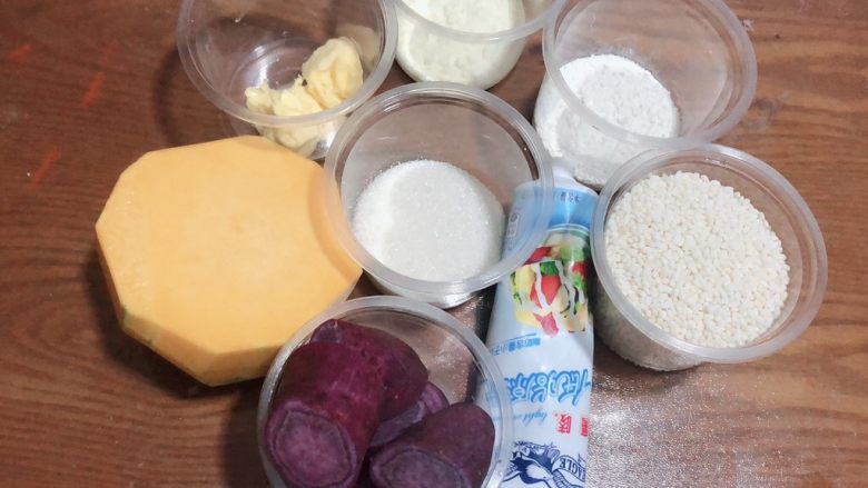 南瓜糯米夹心饼,备齐材料。