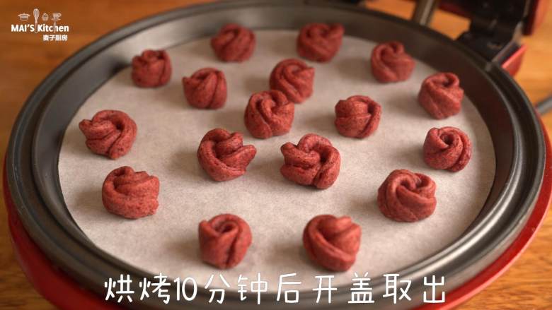 自制【玫瑰饼干】甜在心头,小红锅最高温预热完成后,铺入一张烘焙纸,放入饼胚,最高温烘烤10分钟后取出,置于晾架晾凉。