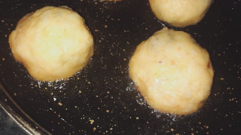 南瓜糯米夹心饼,放入南瓜饼，小火煎至金黄。