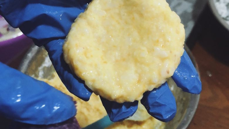 南瓜糯米夹心饼,取适量压成片装。