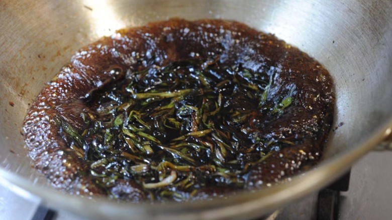 10分钟一碗销魂葱油拌面,一开始大火葱开始有点焉了之后转小火,到葱变黑,有点焦脆感了倒入调好的酱汁。