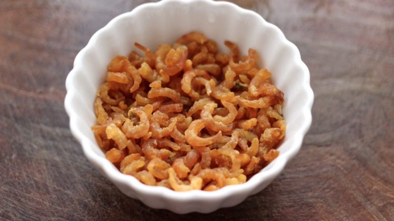 胡萝卜青椒海米饺子,金钩海米清洗干净后,用少许清水浸泡至软。