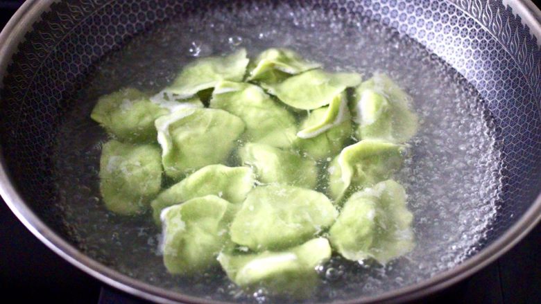 胡萝卜青椒海米饺子,锅中倒入适量的清水烧开后,把包好的饺子放入锅中,大火煮沸后点少许清水,反复3次,看见所有的饺子都漂浮在水面上,即可关火。