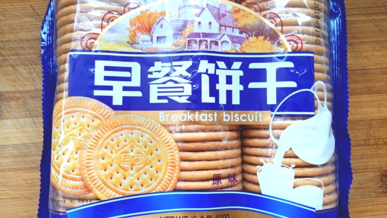 南瓜糯米夹心饼,备好<a style='color:red;display:inline-block;' href='/shicai/ 581'>饼干</a>,取两卷