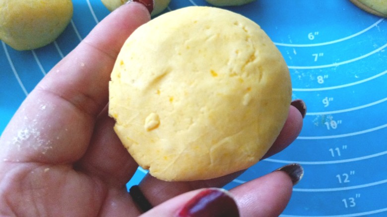 南瓜糯米夹心饼,揉好的剂子压成和饼干大小的饼,放饼干上