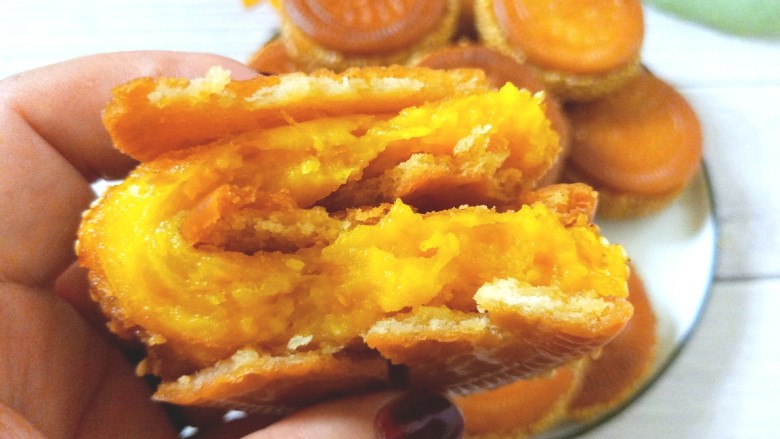 南瓜糯米夹心饼,外面饼干酥脆,里面南瓜糯米面软糯香甜。