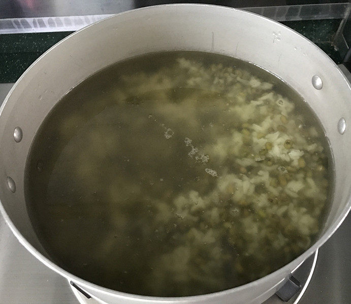 绿豆粥,20分钟过后,锅中的大米已长胖了许多,但绿豆似乎变化不大