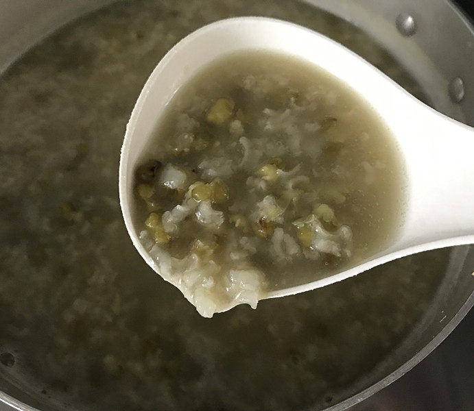 绿豆粥,经过三次煮焖,大米和绿豆全部熟透开花