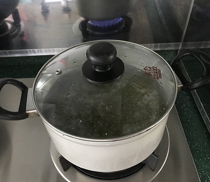 绿豆粥,盖上锅盖开大火,友情提醒:人暂时不要离开,否则溢锅就给自己找麻烦了