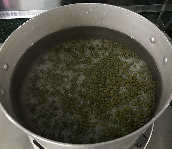 绿豆粥,然后加入适量清水,水量没要求,多少依自家喜欢增减,中途加水也不碍事