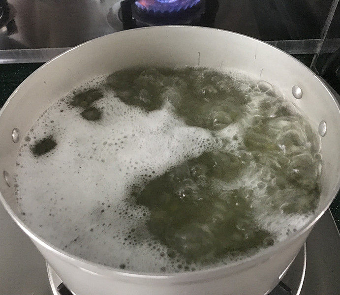 绿豆粥,煮沸腾把火关掉,合上盖子焖15~20分钟左右;这时你可以到旁边凉快去了