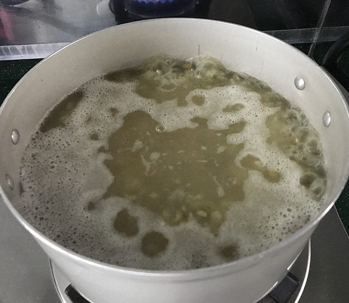 绿豆粥,没关系,咱们再盖上锅盖煮滚后关火,焖一会儿
