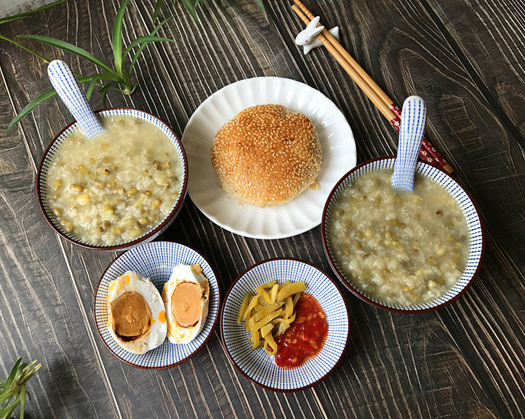 绿豆粥,再配上咸菜、辣酱和主食,真是太舒服了