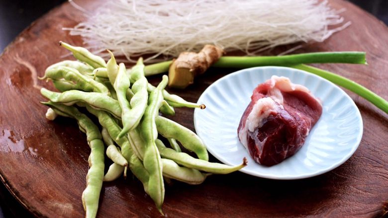 芸豆肉片炖粉条,把所有的食材备齐。