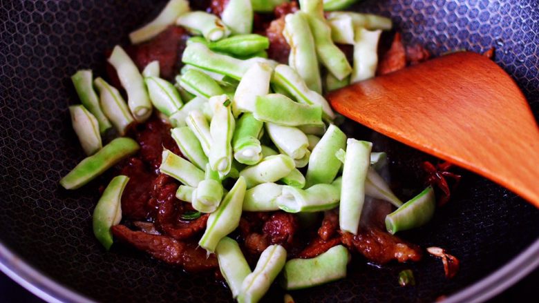 芸豆肉片炖粉条,这个时候加入芸豆。