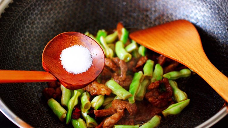 芸豆肉片炖粉条,加入适量的盐调味。