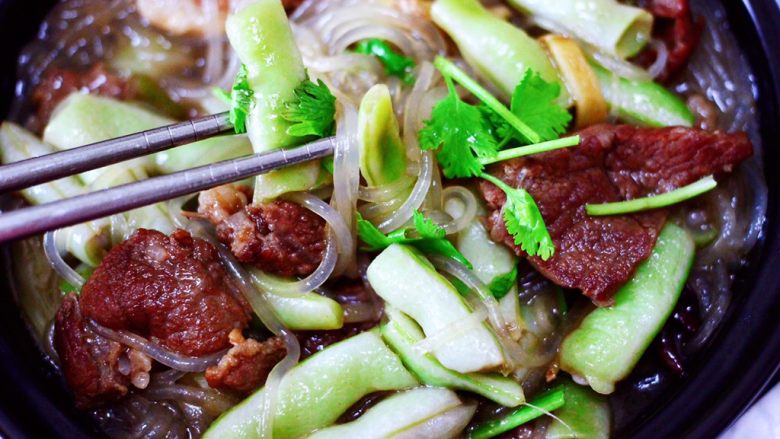 芸豆肉片炖粉条,好吃到没有朋友,老公一口气吃了一大碗。