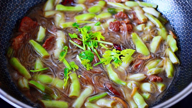 芸豆肉片炖粉条,大火烧开后,撒上香菜段即可关火。