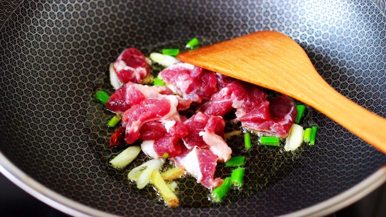 芸豆肉片炖粉条,这个时候加入切片的猪肉。