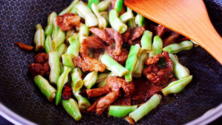 芸豆肉片炖粉条,大火继续翻炒至所有的食材。