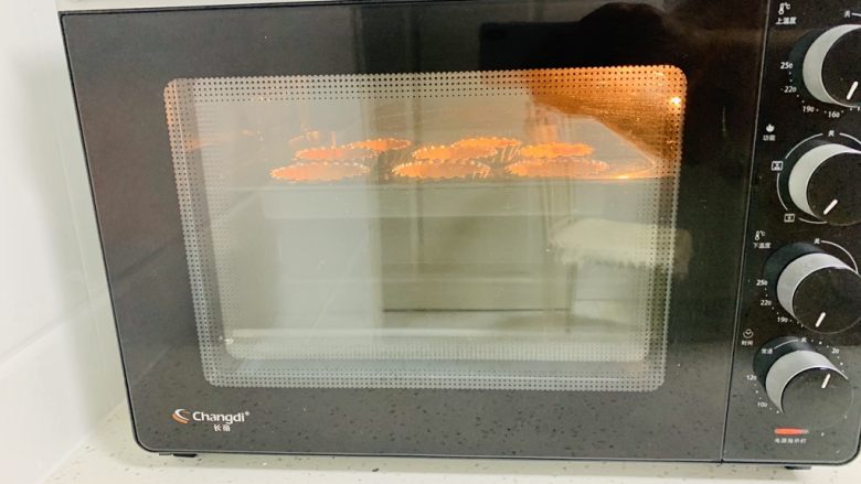 紫薯塔,预热好的烤箱,将烤盘放入中层,上下火160度,烤18分钟,烤制15分钟左右的时候观察颜色,塔皮边缘微微发黄即可。(要根据自家的烤箱来定时间、温度。)