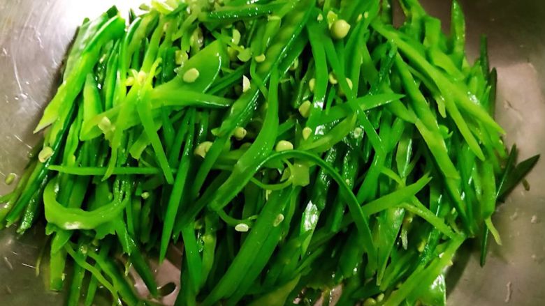 腊肠炒荷兰豆丝,将荷兰豆切成丝