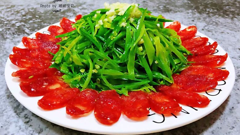 腊肠炒荷兰豆丝,将腊肠和荷兰豆丝摆入盘中成花🌹朵形状美爆了