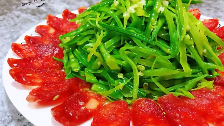 腊肠炒荷兰豆丝,普通食材用心去做就会搭配出完美的视觉效果