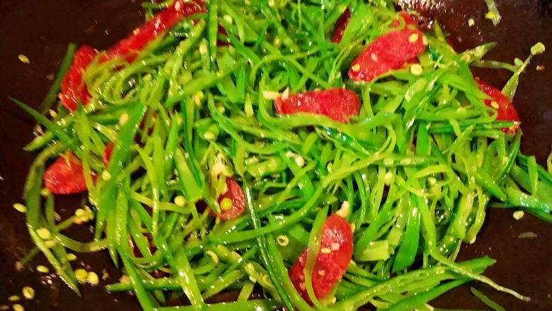 腊肠炒荷兰豆丝,调味均匀荷兰豆入味即可出锅享用