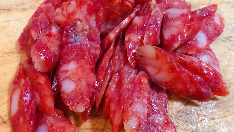 腊肠炒荷兰豆丝,腊肠切片