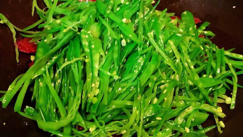 腊肠炒荷兰豆丝,放入荷兰豆丝大火翻炒