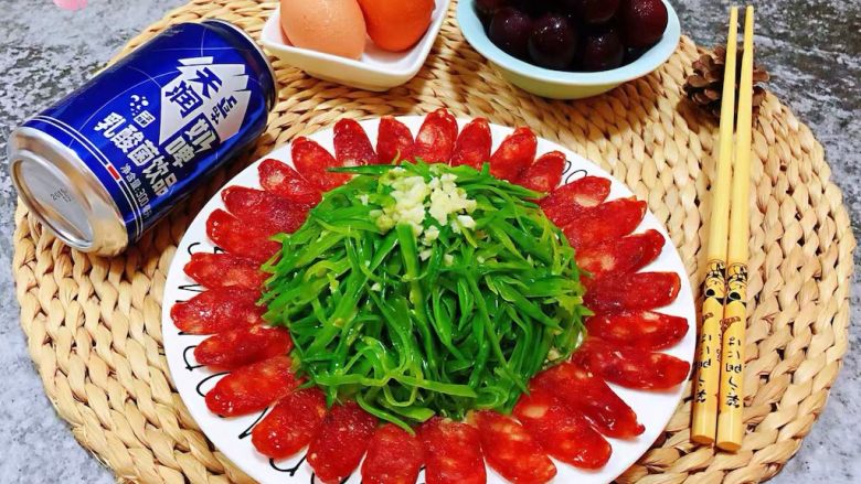 腊肠炒荷兰豆丝,搭配鸡蛋、水果、乳酸饮料还有营养哦