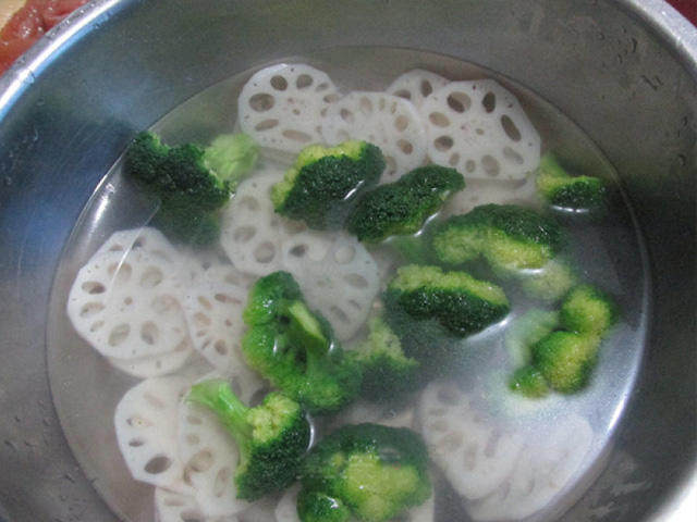 ​串串麻辣烫,<a style='color:red;display:inline-block;' href='/shicai/ 119'>西兰花</a>拆小朵，<a style='color:red;display:inline-block;' href='/shicai/ 30'>莲藕</a>切片，分别焯水后凉水过凉