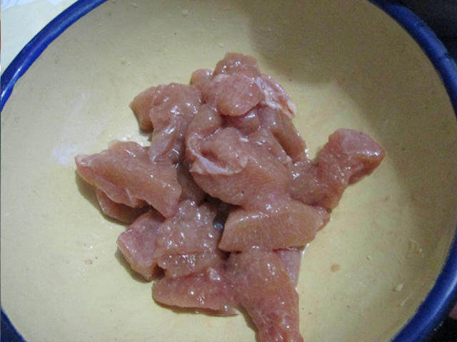 串串麻辣烫,<a style='color:red;display:inline-block;' href='/shicai/ 101'>鸡胸肉</a>切丁,用生抽和少许盐腌制10分钟。