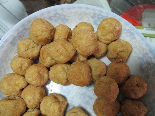​串串麻辣烫,<a style='color:red;display:inline-block;' href='/shicai/ 465'>豆腐</a>炸成<a style='color:red;display:inline-block;' href='/shicai/ 465'>豆腐</a>丸子
