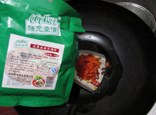 串串麻辣烫, 炒锅里放少许油,把麻辣汤调味料炒出红油