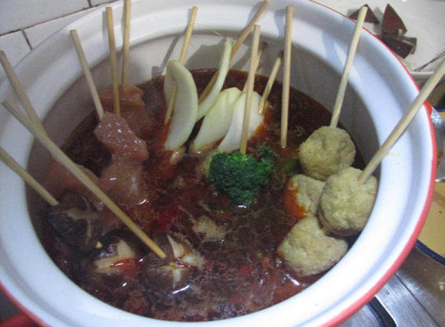 串串麻辣烫, 然后把除<a style='color:red;display:inline-block;' href='/shicai/ 408'>猪血</a>和金钱肚外的所有食材放入砂锅中,大火煮开会小火煮2分钟。