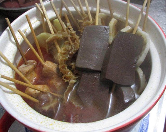 串串麻辣烫, 然后放入金钱肚和猪血,再煮2分钟即可
