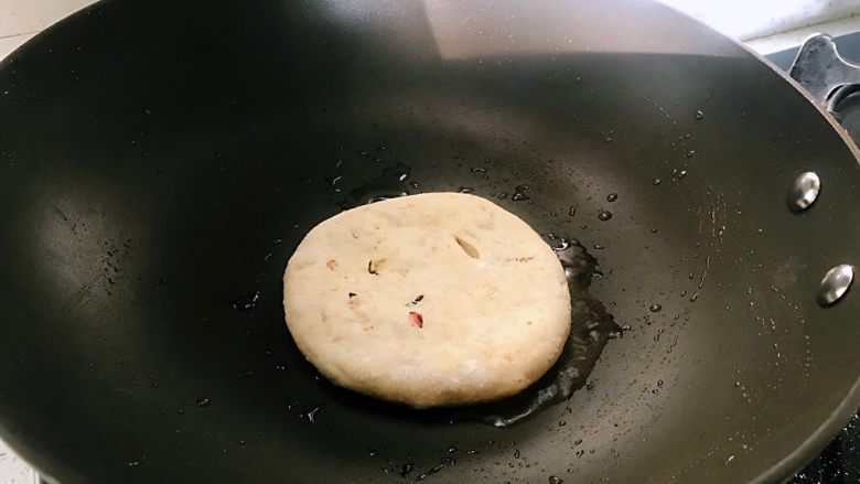 莜麦面馅饼,平底不粘锅加热,放入少量的油,放面饼煎至金黄后,翻面煎另一面,两面全部金黄也就熟了,一定要记住全程小火,火大就会烧焦的。