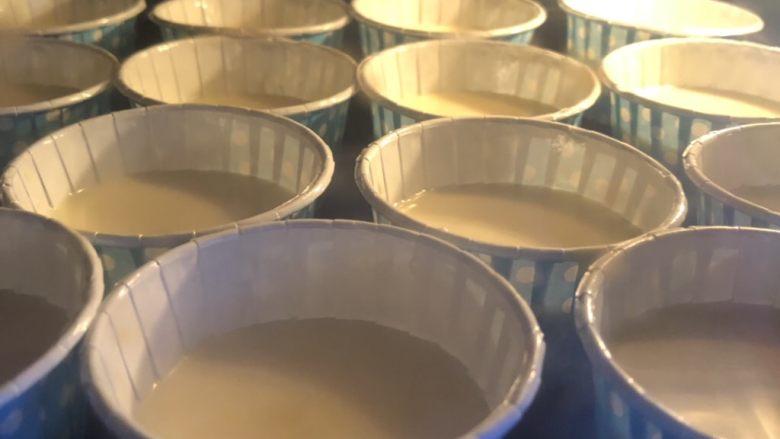 奶香布丁,烤箱预热240度,放入烤箱中层。