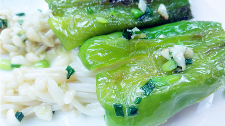 虎皮青椒邂逅白玉金针菇,营养美味,超级下饭!,啦啦啦,美食出锅了。
盘中的白玉金针菇,身披虎皮青椒衣,
点缀着些许的葱蒜,色泽脆嫩诱人。
吃一口,青椒独特的焦香混合着金针菇的嫩滑,
好吃。