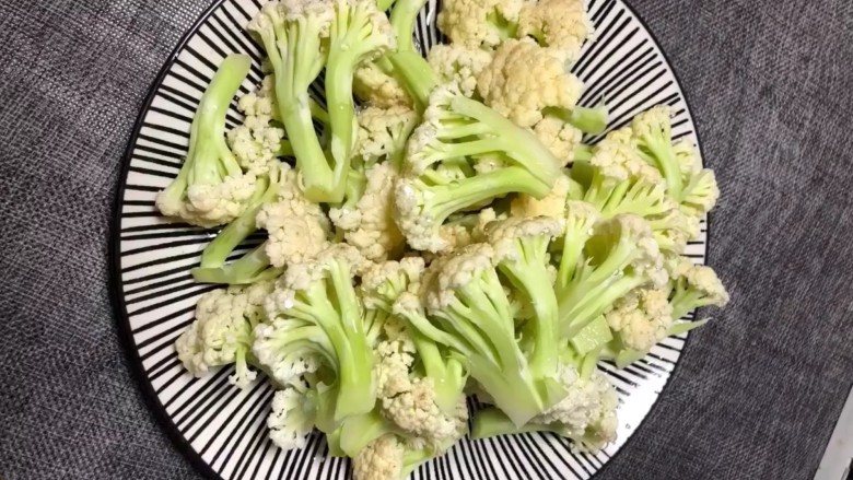 西红柿🍅炒花菜,新鲜的有机花菜摘洗干净切成小朵