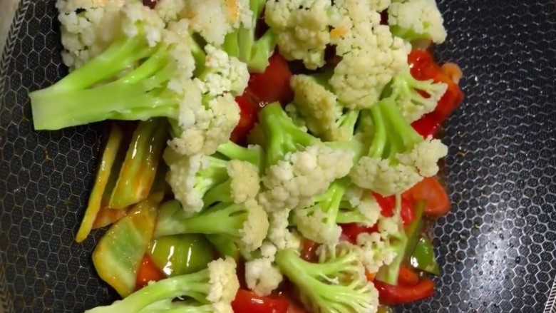 西红柿🍅炒花菜,放入焯好水的<a style='color:red;display:inline-block;' href='/shicai/ 63'>菜花</a>