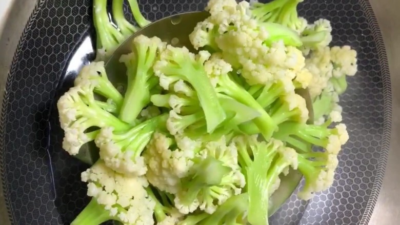 西红柿🍅炒花菜,焯烫三十秒捞出控水