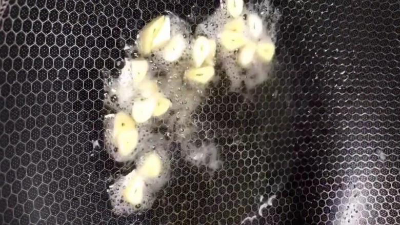 西红柿🍅炒花菜,起锅烧油放入蒜片炒香