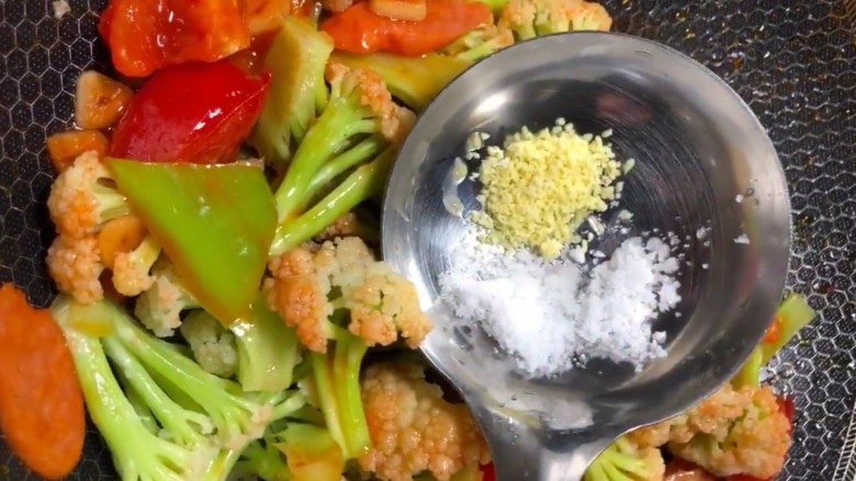 西红柿🍅炒花菜,翻炒均匀加入盐，<a style='color:red;display:inline-block;' href='/shicai/ 756'>鸡精</a>，<a style='color:red;display:inline-block;' href='/shicai/ 3729'>白糖</a>调味