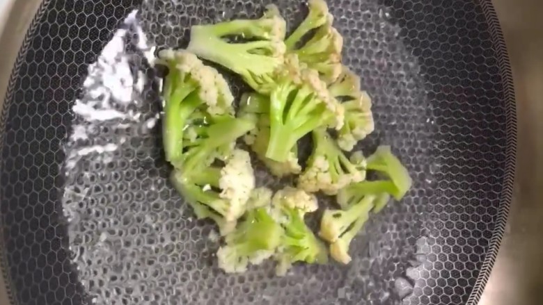 西红柿🍅炒花菜,锅中水开放入花菜