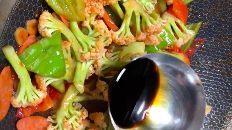 西红柿🍅炒花菜,放一勺<a style='color:red;display:inline-block;' href='/shicai/ 788'>生抽</a>