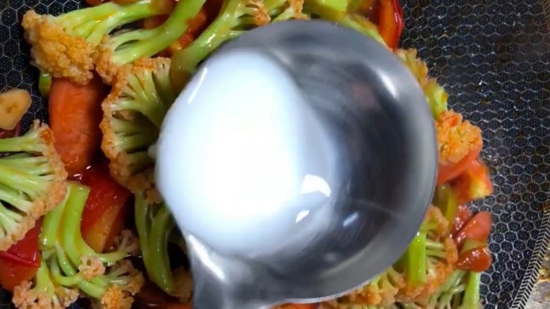 西红柿🍅炒花菜,最后水淀粉勾薄芡